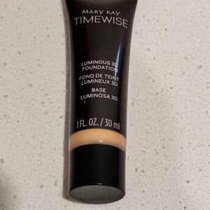 Mary Kay Luminous 3D Foundation in Beige C130